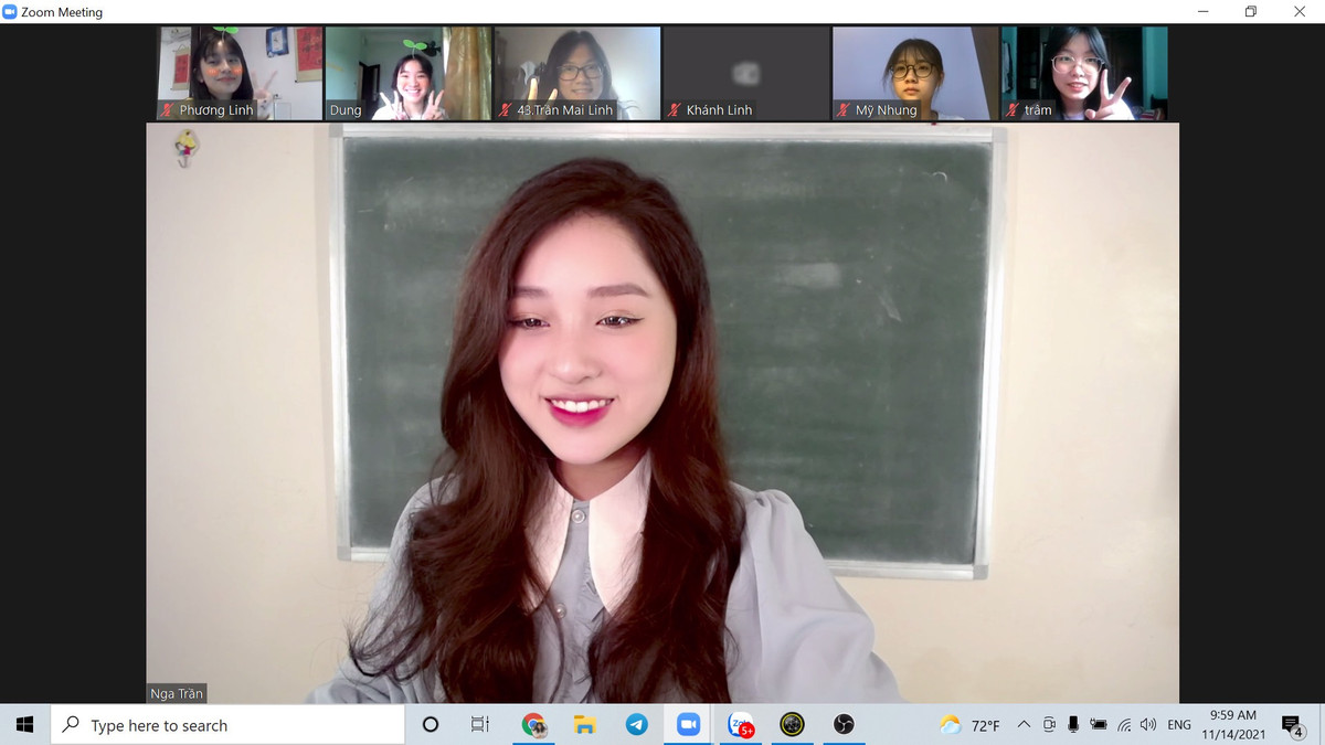 Dạy học online trong mùa dịch cũng là thách thức và có cả cơ hội dành cho nhiều giáo viên trẻ, trong đó có Thanh Nga. Cô nàng chia sẻ, bản thân thấy may mắn khi có thể sử dụng công nghệ được tốt hơn và trực quan hơn phần nào. Đặc biệt, khi học online sẽ tiết kiệm được rất nhiều thời gian cho việc đi lại.