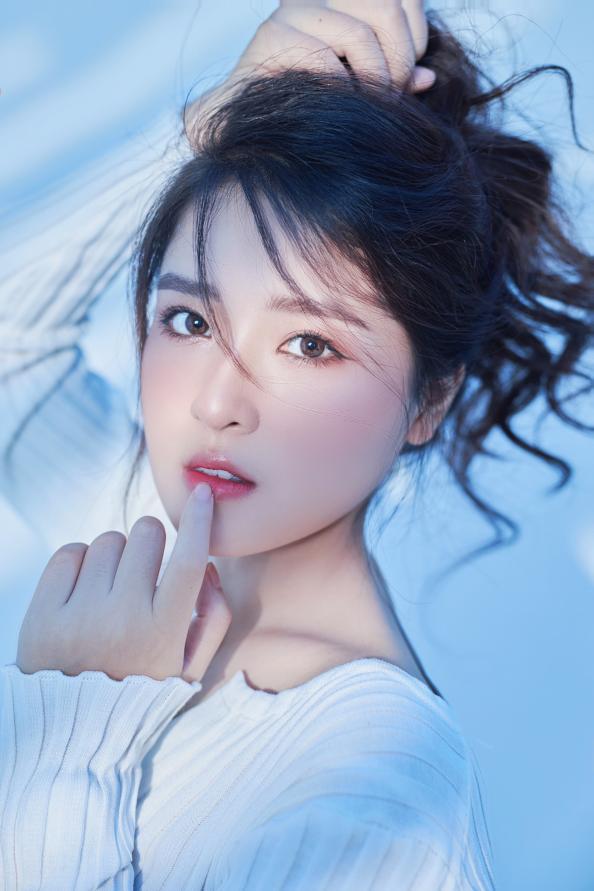 Chia sẻ với PV Báo Tri thức và Cuộc sống, cô giáo xinh đẹp chia sẻ: "Vào 1 ngày, cơ duyên nào đó khiến mình trở nên nổi tiếng hơn, và được mọi người biết đến nhiều hơn.Điều đó vừa là động lực thúc đẩy mình cần cố gắng để chứng minh thực lực của bản thân nhiều hơn nữa nhưng cũng chính là 1 thách thức cực kì to lớn đè nặng lên vai để sống và làm việc sao cho đúng với 2 chữ “nhà giáo”.