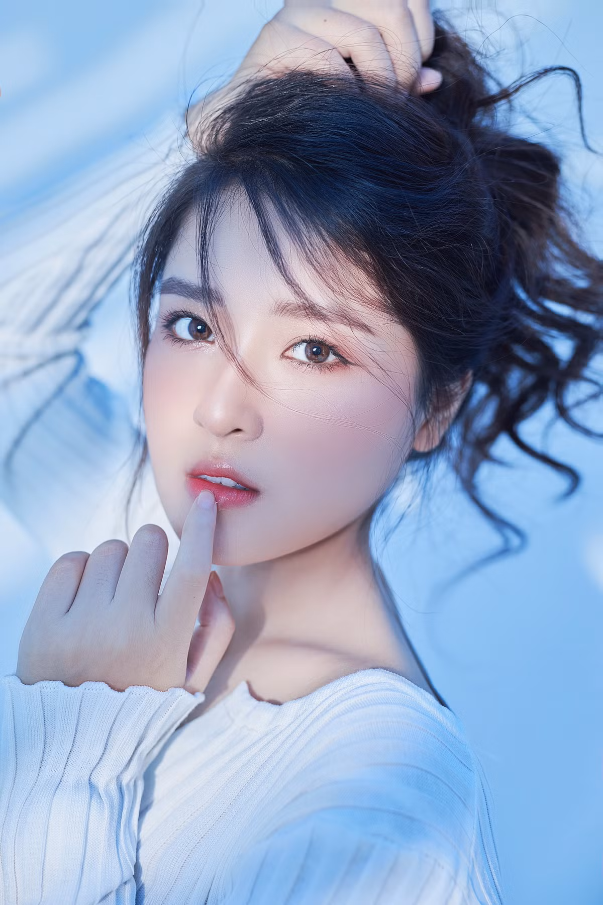 Chia sẻ với PV Báo Tri thức và Cuộc sống, cô giáo xinh đẹp chia sẻ: "Vào 1 ngày, cơ duyên nào đó khiến mình trở nên nổi tiếng hơn, và được mọi người biết đến nhiều hơn.Điều đó vừa là động lực thúc đẩy mình cần cố gắng để chứng minh thực lực của bản thân nhiều hơn nữa nhưng cũng chính là 1 thách thức cực kì to lớn đè nặng lên vai để sống và làm việc sao cho đúng với 2 chữ “nhà giáo”.