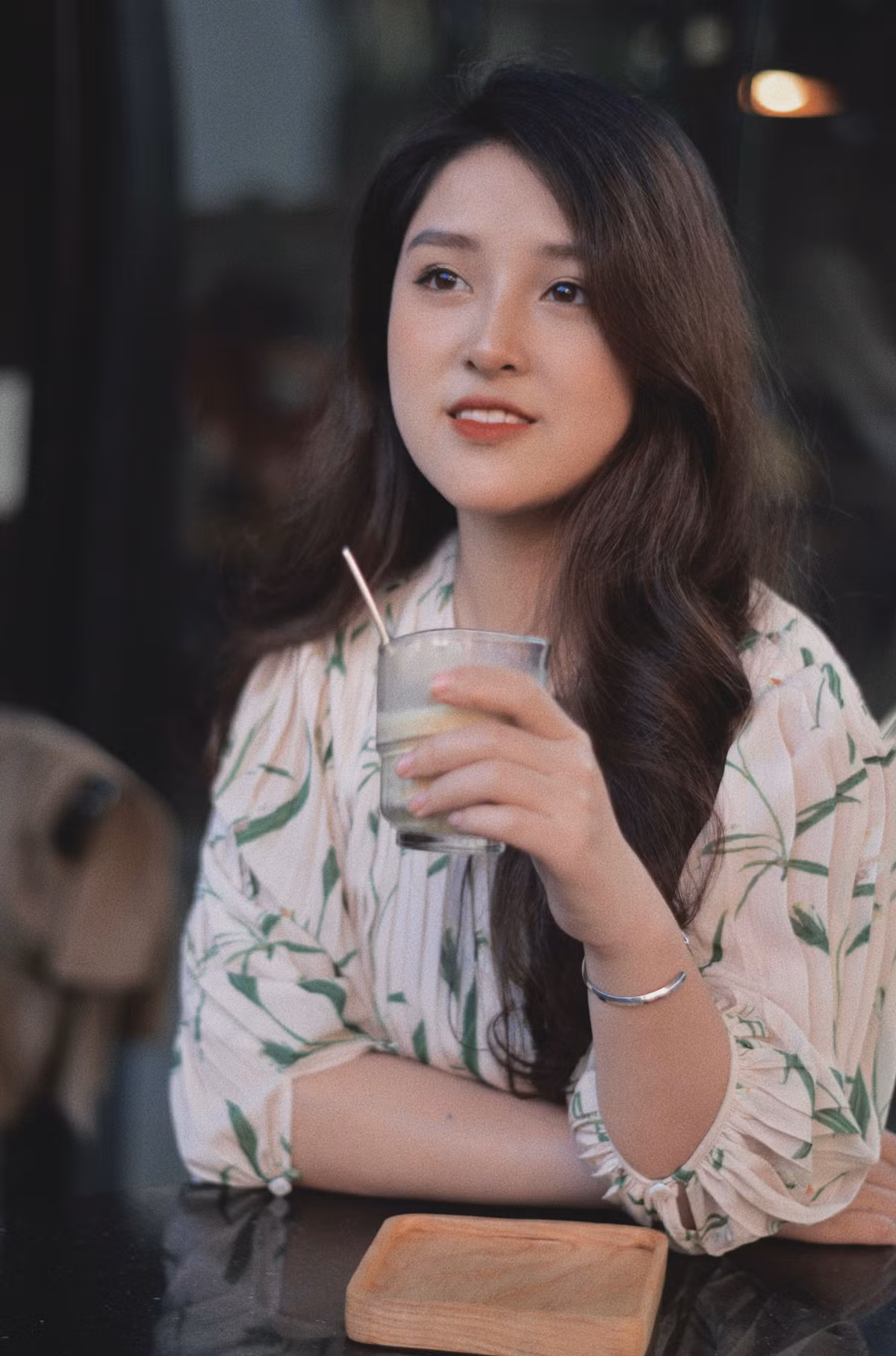 Trái lại với sự thuận lợi thì những khó khăn cũng không hề ít, Thanh Nga chia sẻ một số thứ phải kể đến như tiếp xúc và hiểu học sinh ít hơn, khả năng tiếp thu và tập trung của học sinh khi học online sẽ ít hơn do cũng dễ xao nhãng và nhìn máy tính quá lâu. "Việc dạy học trực tuyến khiến các giáo viên vất vả hơn nhiều so với truyền thống vì cần chuẩn bị không chỉ bài dạy mà cách giảng dạy cũng phải hấp dẫn và hứng thú với học sinh", Thanh Nga chia sẻ.