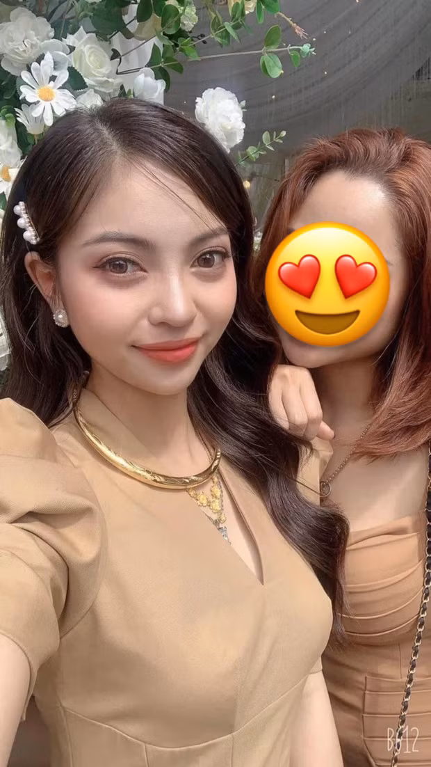 Và ngày hôm nay cư dân mạng bất ngờ lan truyền loạt ảnh Nhật Lê tổ chức đám cưới. Vì không công bố gì nên những khoảnh khắc này đã làm netizen hết sức tò mò.