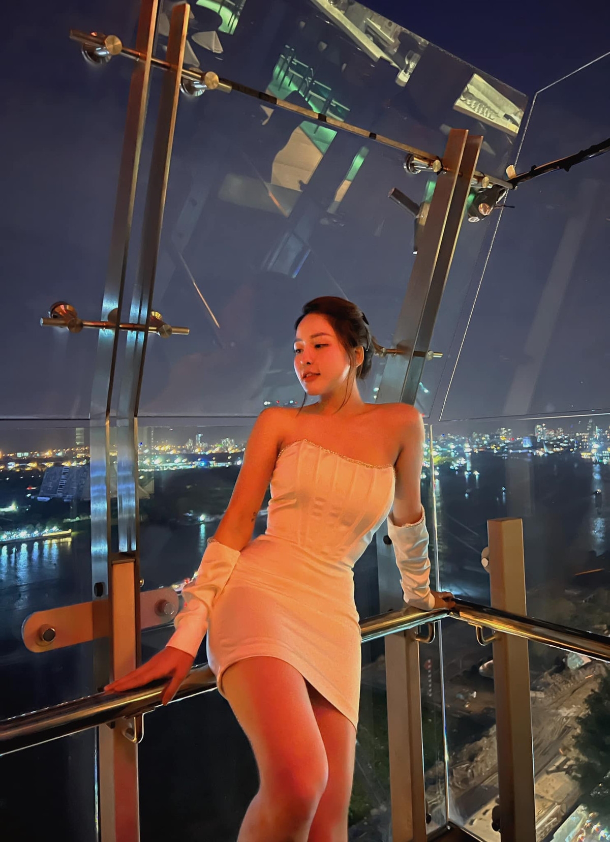 Tháng 5 năm ngoái, hot girl đăng ảnh cá nhân cùng dòng chia sẻ ẩn ý: “Lại biết yêu. Lâu rồi mới lại có cảm xúc mãnh liệt như vậy", mặc dù không tiết lộ gì thêm, khiến netizen hoài nghi.