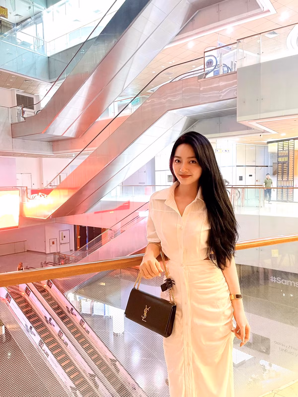 Trên trang cá nhân, gái xinh Quỳnh Trâm cũng thường xuyên đăng tải những hình ảnh diện bikini, phô diễn hình thể nuột nà.