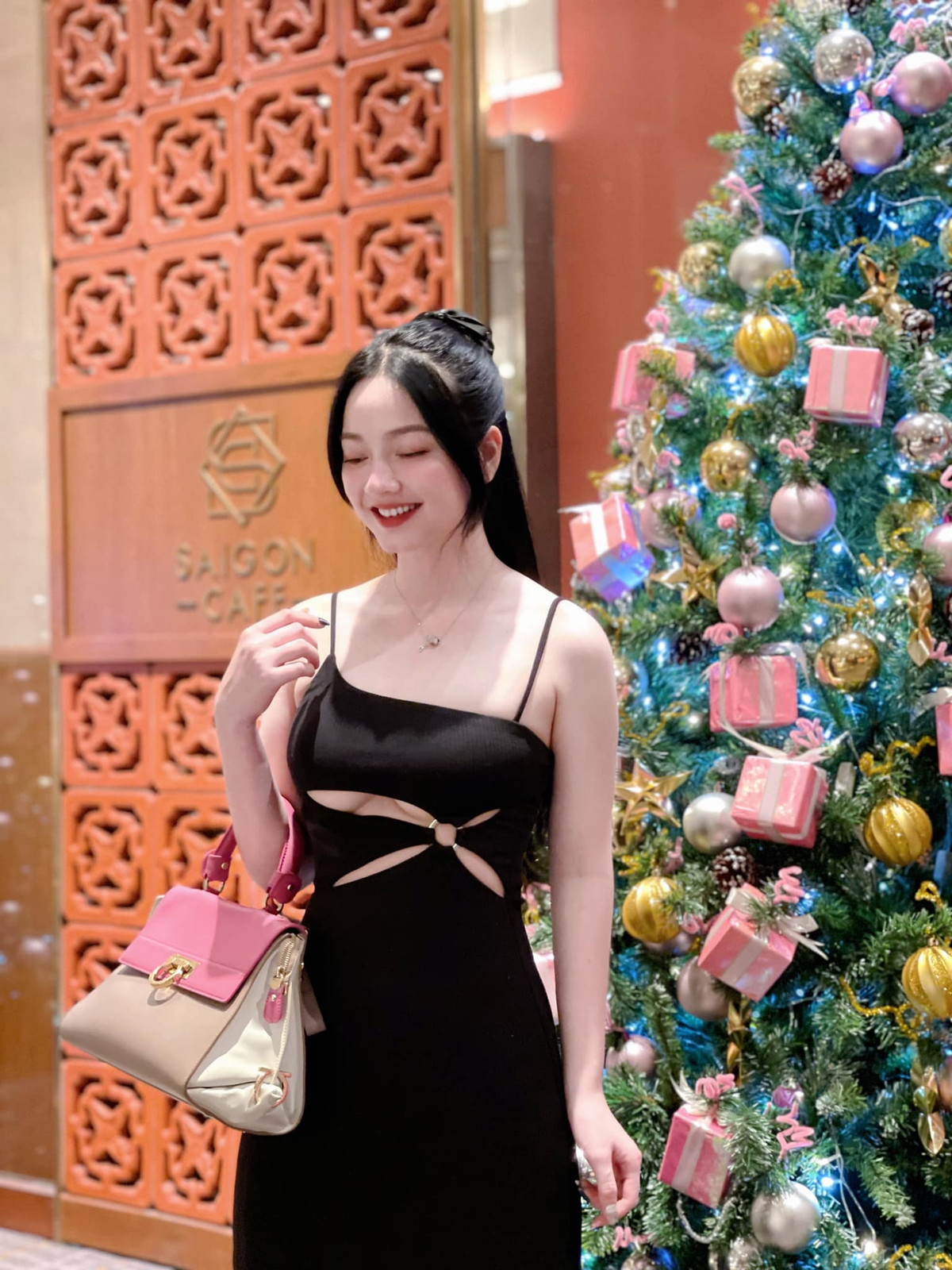 Không chỉ sở hữu gương mặt xinh đẹp, ở ngoài đời, Quỳnh Trâm còn thu hút ánh nhìn nhờ phong cách thời trang gợi cảm.