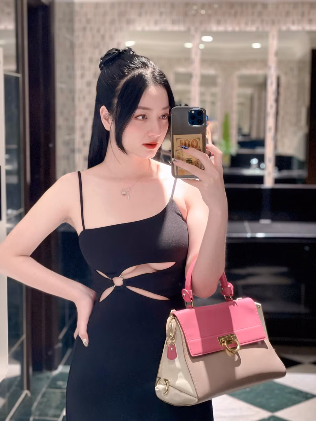 Không ít lần người đẹp khoe dáng trong những bộ nội y, bikini, khai thác triệt để đường cong nữ tính.