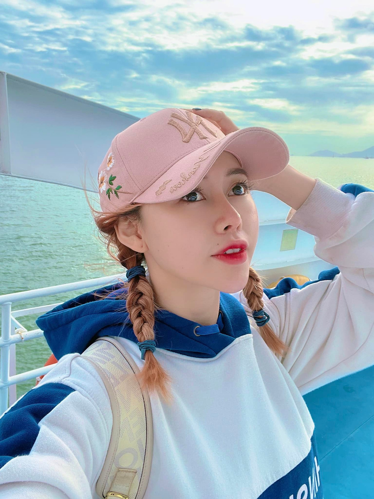 Dành cho những ai chưa biết về Việt Phương Thoa, cô nàng có tên thật là Nguyễn Việt Phương Thoa (sinh năm 1999, quê Quảng Ngãi) hiện sinh sống và làm việc tại TP HCM.