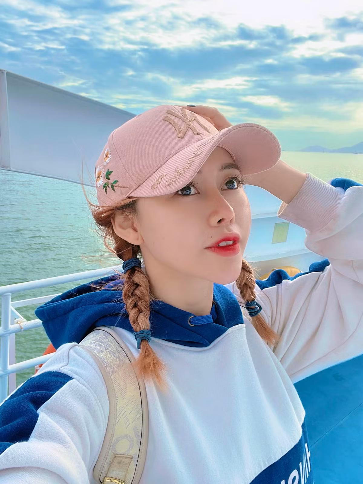 Dành cho những ai chưa biết về Việt Phương Thoa, cô nàng có tên thật là Nguyễn Việt Phương Thoa (sinh năm 1999, quê Quảng Ngãi) hiện sinh sống và làm việc tại TP HCM.