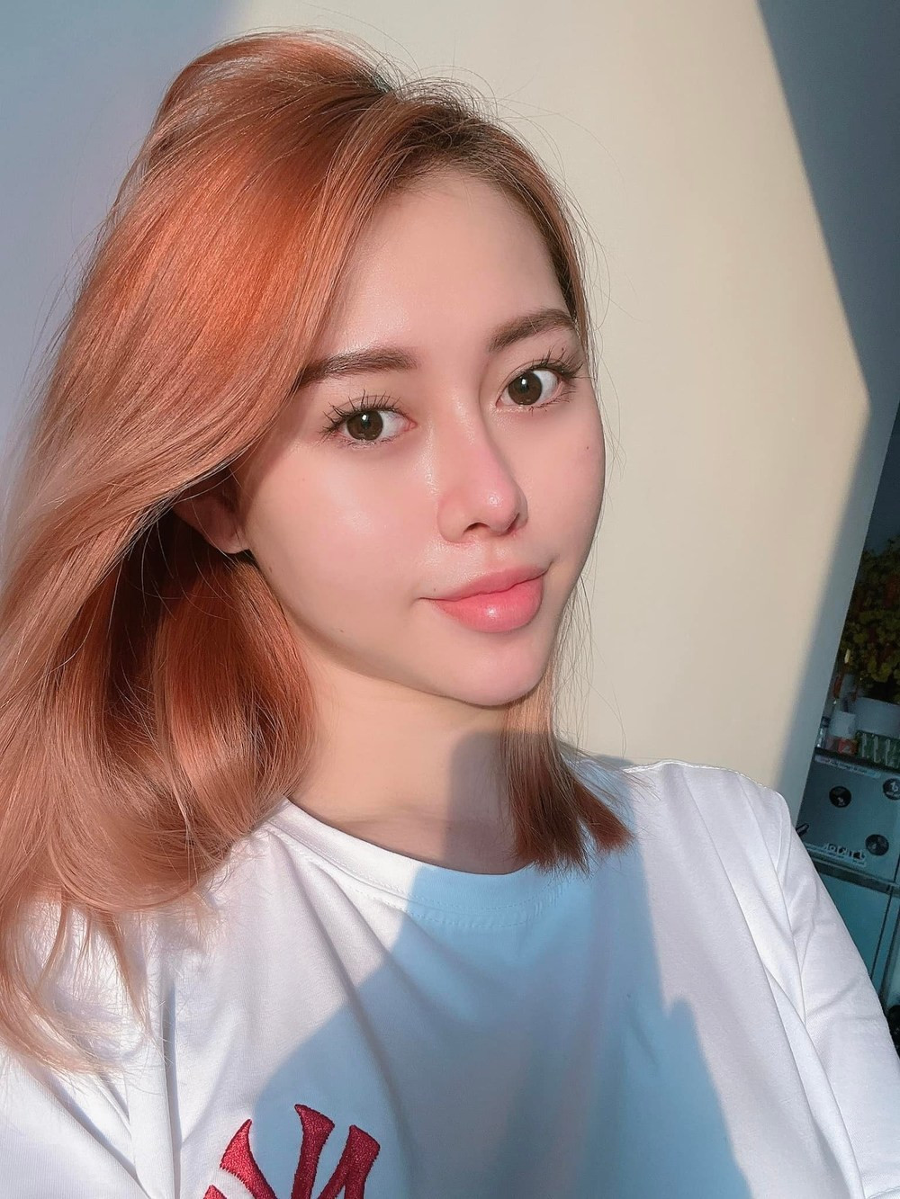 Vì làn da ít khuyết điểm nên nữ TikToker chỉ cần bôi son thôi cũng đủ tươi tắn, rạng rỡ và nhận được lời khen của người hâm mộ.