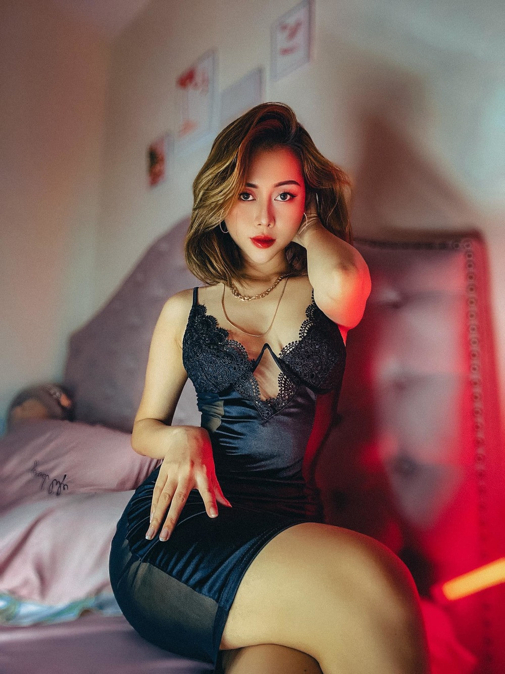 Mới đây, "chị Google" Phương Thoa tiếp tục làm người hâm mộ trầm trồ trong đoạn clip bị quay lén, lúc đó cô đang thoải mái diện đồ bộ ở nhà nhưng gương mặt mộc của TikToker lại chiếm trọn spotlight.