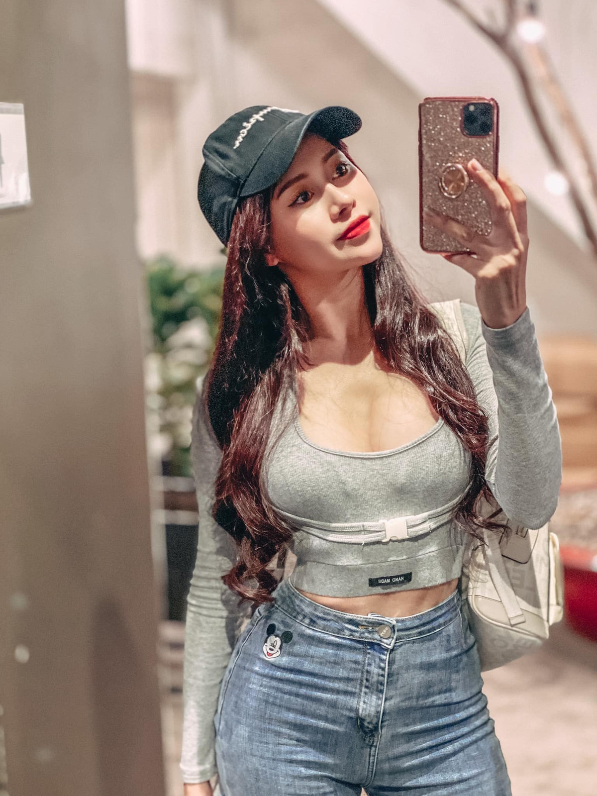 Không chỉ vậy, Việt Phương Thoa còn sở hữu nhan sắc khiến ai ngắm cũng phải mê.