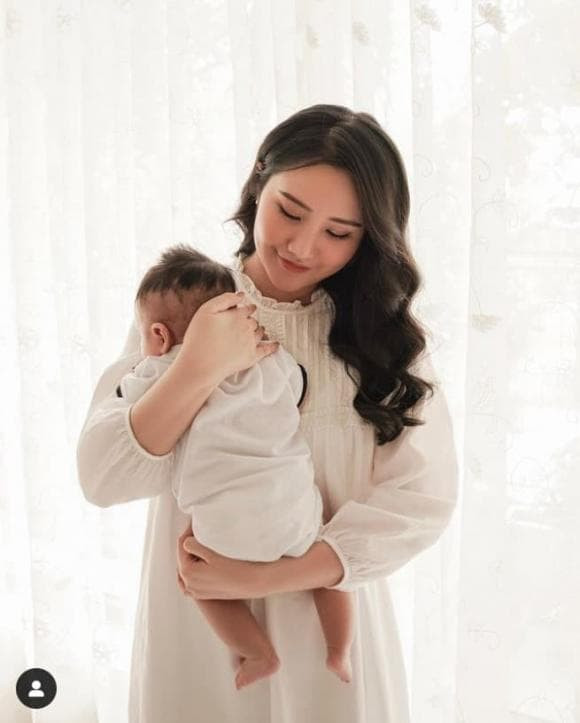 Nội dung chia sẻ của Primmy Trương như sau: "Lại nhờ sự trợ giúp của các mẹ bỉm đây ạ. Có ai lúc mang bầu bị triệu chứng 'mommy wrist' (viêm gân cổ tay) không? Primmy bị từng những tháng cuối, sáng ngủ dậy các ngón tay của mình bị đơ không nắm lại được".