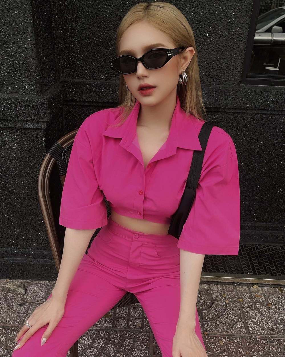 Nhiều người đồn đoán, có lẽ vì cô nàng đã đi lấy chồng nên chỉ có thể tranh thủ thời gian những ngày cuối năm để về thăm quê và họ hàng, còn đến mùng 1 vẫn phải có mặt ở Sài Gòn đi chúc Tết.