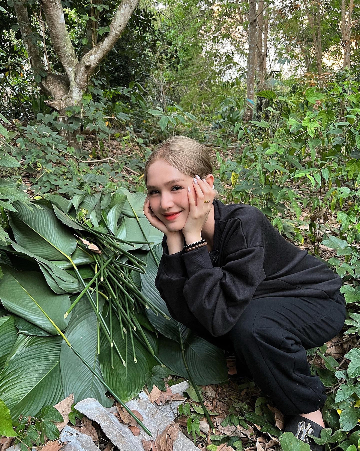 Không còn là hot girl sang chảnh như thường thấy, Xoài Non khi ở nhà mang lại sự gần gũi, đáng yêu và ghi điểm hơn trong mắt người hâm mộ.