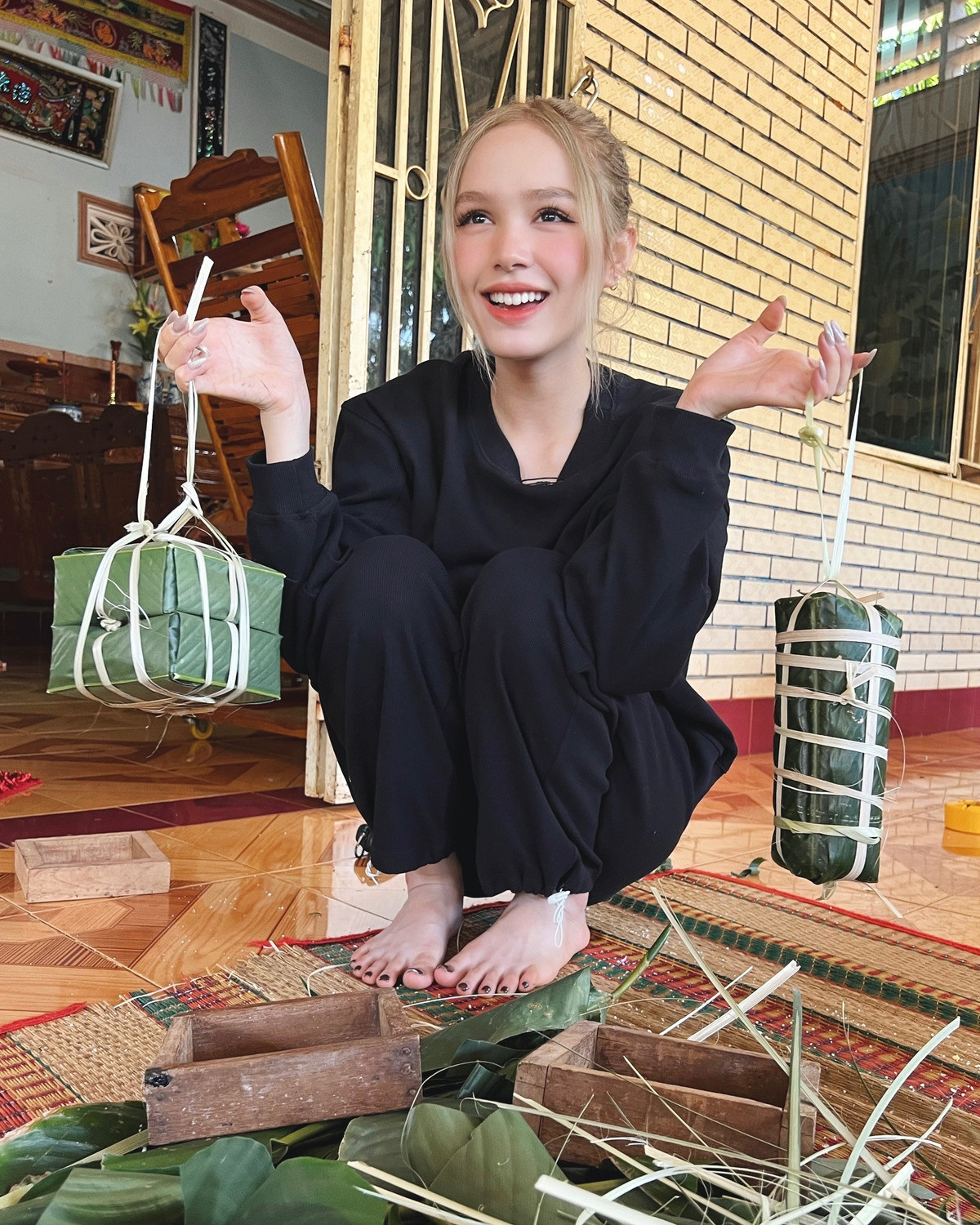 Thời gian này Xoài Non đang về quê để chuẩn bị đón năm mới. Trên trang cá nhân cô nàng chia sẻ nhiều hình ảnh giản dị đi hái lá dong để chuẩn bị gói bánh chưng ăn Tết.