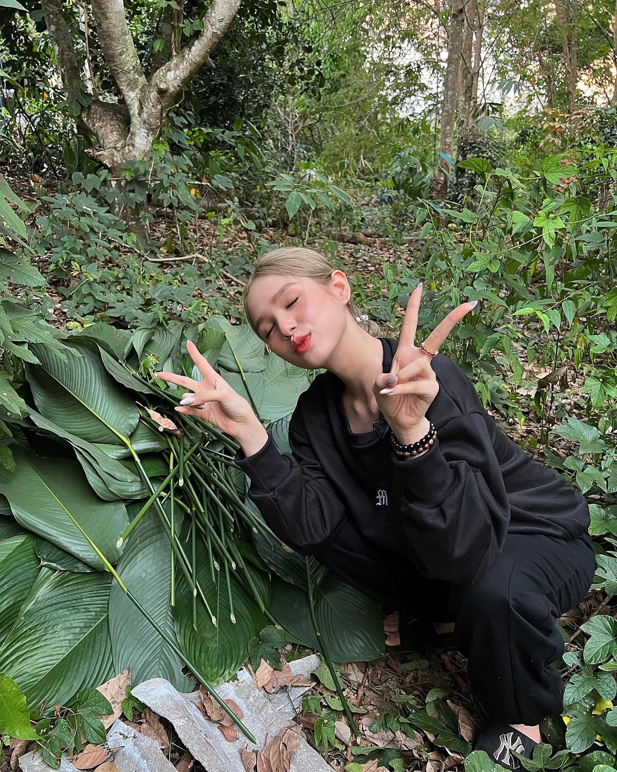 Bà xã Xemesis thậm chí còn đi dép lê và không ngại ngồi chụp ảnh ngay tại vườn.