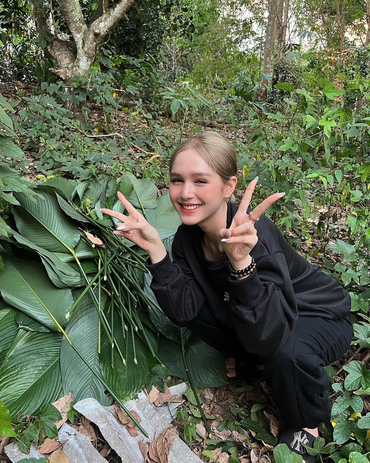 Người đẹp diện bộ đồ tông đen, chất vải nỉ dày dặn, kiểu áo tay dài sweater lại càng giúp người mặc giữ ấm.