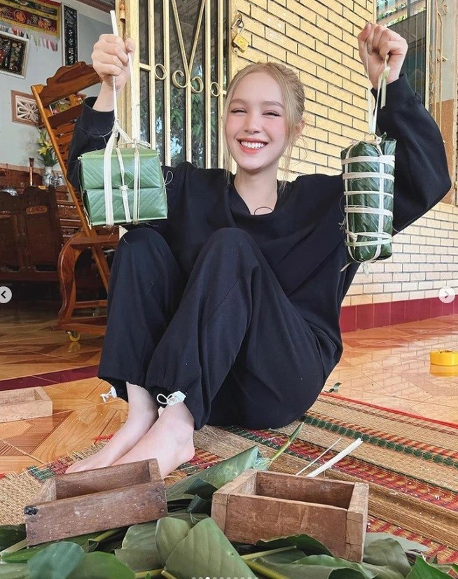 Dù mới học gói nhưng nàng hot girl đã tỏ ra khá chuyên nghiệp khi thành quả là những chiếc bánh chưng vuông vắn, đẹp mắt.