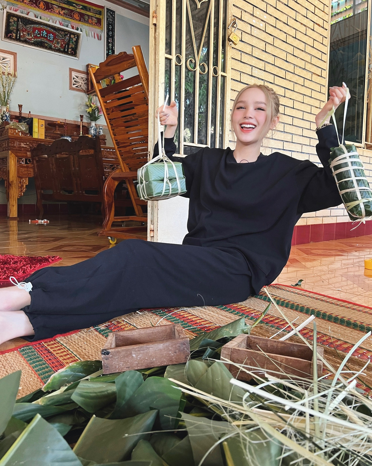 Trước bình luận này, Xoài Non vui vẻ trả lời: "Hay là để Xoài gỡ nail ra rồi làm xong lắp vào". Có vẻ như netizen kia thấy ngại quá nên chống chế: "Haha, ít ra thì bạn cũng hơn nhiều người không biết gói. Ví dụ như tôi".