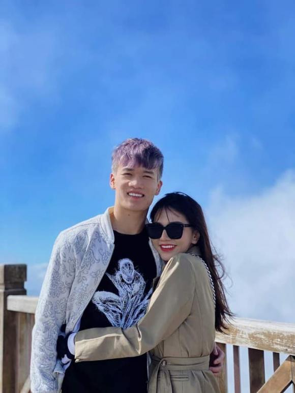 Trong một lần chia sẻ trên trang cá nhân, Gia Hân kể rằng Hoàng Đức tán cô nàng sau 4 tháng online chỉ nhắn tin qua lại, sau đó cả hai gặp nhau và cảm nắng.