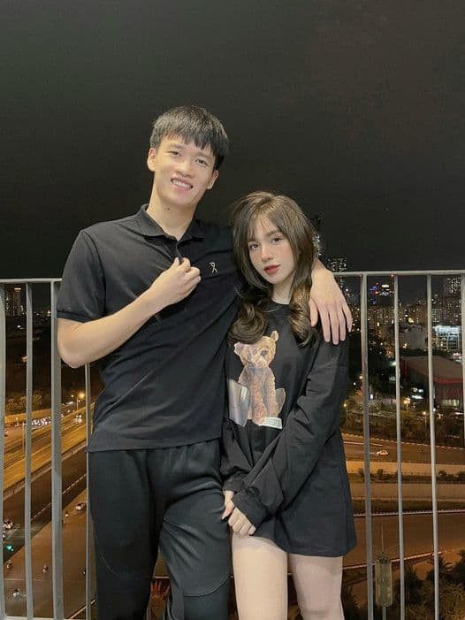 Có thể thấy, người đẹp luôn là hậu phương vững chắc khi không chỉ bõ lỡ một giây phút thi đấu nào của Hoàng Đức, mà cô còn luôn động viên, tạo động lực phía sau cho chàng cầu thủ.