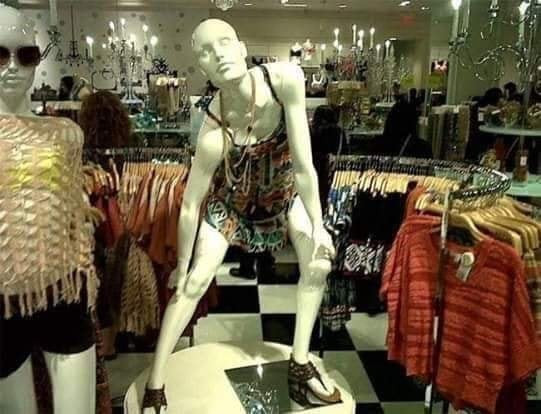 Chẳng biết vô tình hay cố ý mà những ma-nơ-canh "lầy lội" trang trí trong các cửa tiệm thời trang lại trở nên vô cùng sống động thế này.