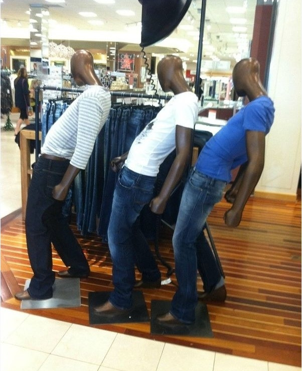 Thế nhưng khi những con ma-nơ-canh giữ nhiệm vụ giới thiệu sản phẩm đến với khách hàng mà giữ gương mặt với biểu cảm khó hiểu thế này thì chỉ sợ khách chưa kịp mua đồ đã… chạy mất dép. Ảnh: Tổng hợp