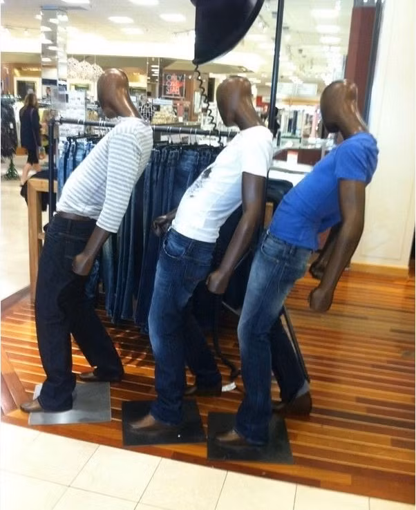 Thế nhưng khi những con ma-nơ-canh giữ nhiệm vụ giới thiệu sản phẩm đến với khách hàng mà giữ gương mặt với biểu cảm khó hiểu thế này thì chỉ sợ khách chưa kịp mua đồ đã… chạy mất dép. Ảnh: Tổng hợp