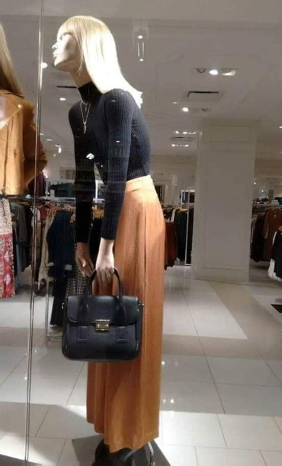 Chưa biết có đem lại lợi nhuận cho chủ hiệu hay không, nhưng chắc chắn các anh chị ấy đã thắng giải “Ma-nơ-canh của năm” rồi nhé.