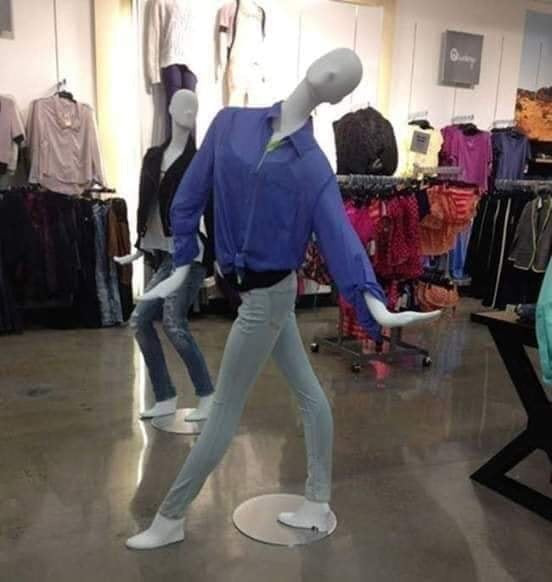 Không ít lần cư dân mạng được chứng kiến những tạo dáng khó đỡ của ma-nơ-canh hài hước khiến người xem chỉ biết "ôm bụng cười".