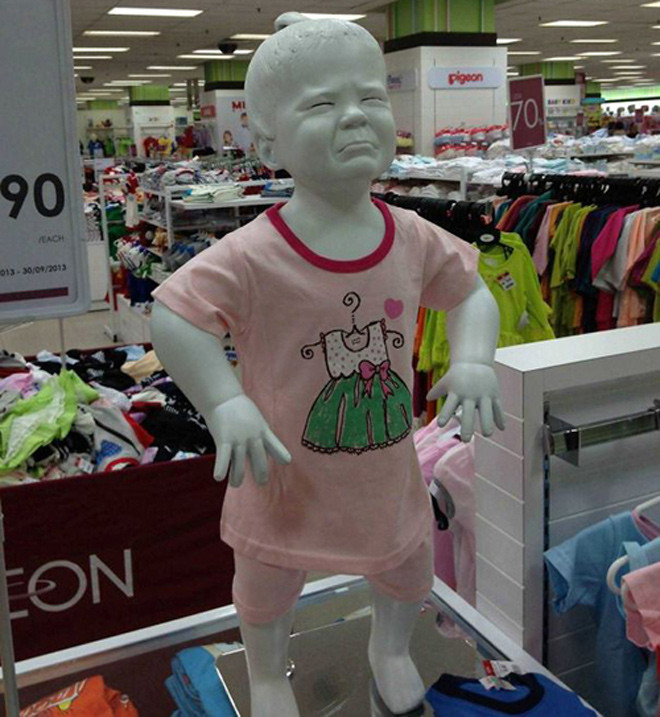 Mọi người mua áo cho con đi, không người ta bắt con đứng đây mãi.