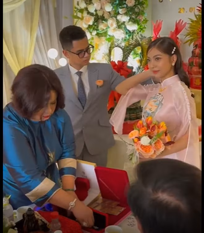 Trước đó, trong những khoảnh khắc khác của đám hỏi, netizen cũng soi ra cặp đôi đã được nhận rất nhiều nhẫn vàng.