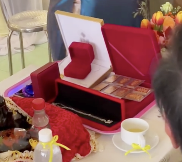 Trong một đoạn clip ghi lại cảnh trong đám hỏi, netizen "soi" ra sính lễ mà nhà Gia Huy chuẩn bị để hỏi vợ cũng hoành tráng không kém.