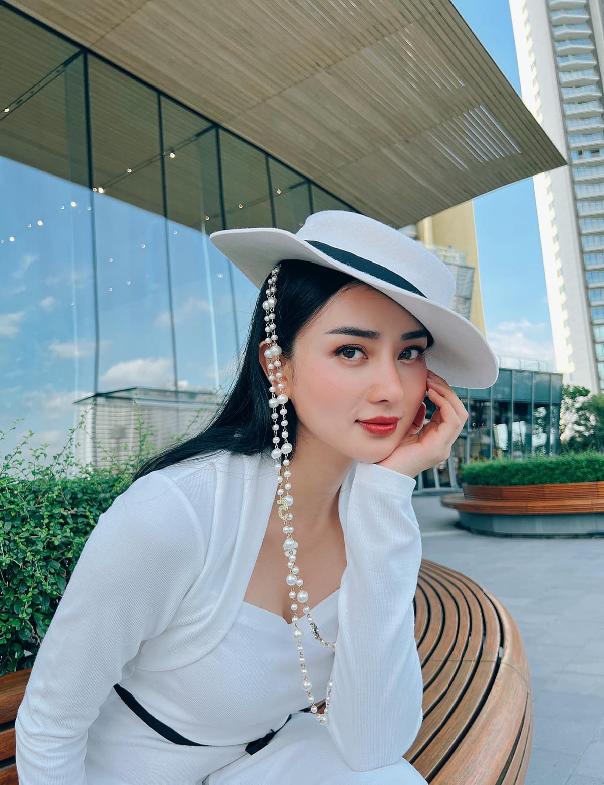 Từ nhà, đến xe hay mọi đồ hiệu đắt đỏ Angela Chu cũng được chồng tặng và sắm sửa không thiếu thứ gì. Ảnh: FBNV