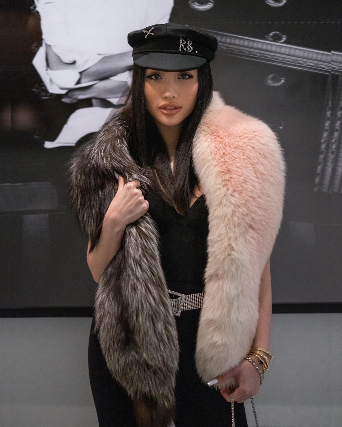 Meo Meo cũng được gọi là rich kid nổi trội trong giới trẻ Sài thành khi sở hữu bộ sưu tập quần áo, túi xách, phụ kiện hàng hiệu, xế hộp hạng sang và những bữa tiệc tùng hào nhoáng.