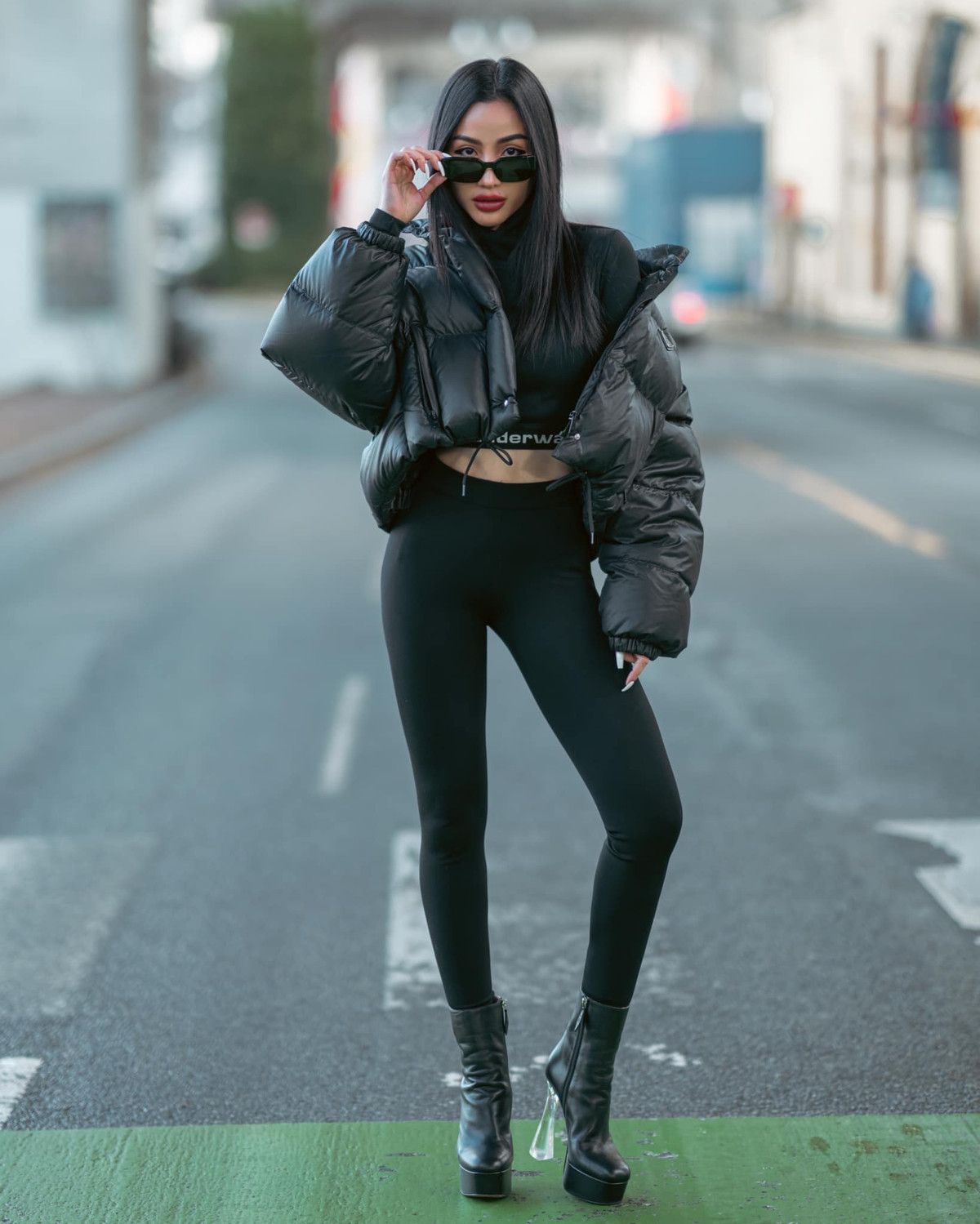 Sống cuộc đời của một quý cô thượng lưu, nhưng Meo Meo lại có hôn nhân không trọn vẹn. Cô từng kết hôn với doanh nhân giàu có. Họ có chung với nhau một cậu con trai nhưng đã chia tay.