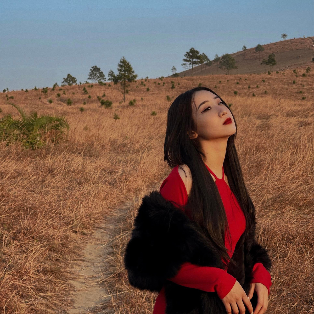 Được biết, gái xinh Hà thành là chủ sở hữu chuỗi cửa hàng thời trang và làm đẹp ở Hà Nội. Trước đó Kiều Ly Phạm nổi tiếng khi tham gia làm nữ chính chương trình Người Ấy Là Ai.