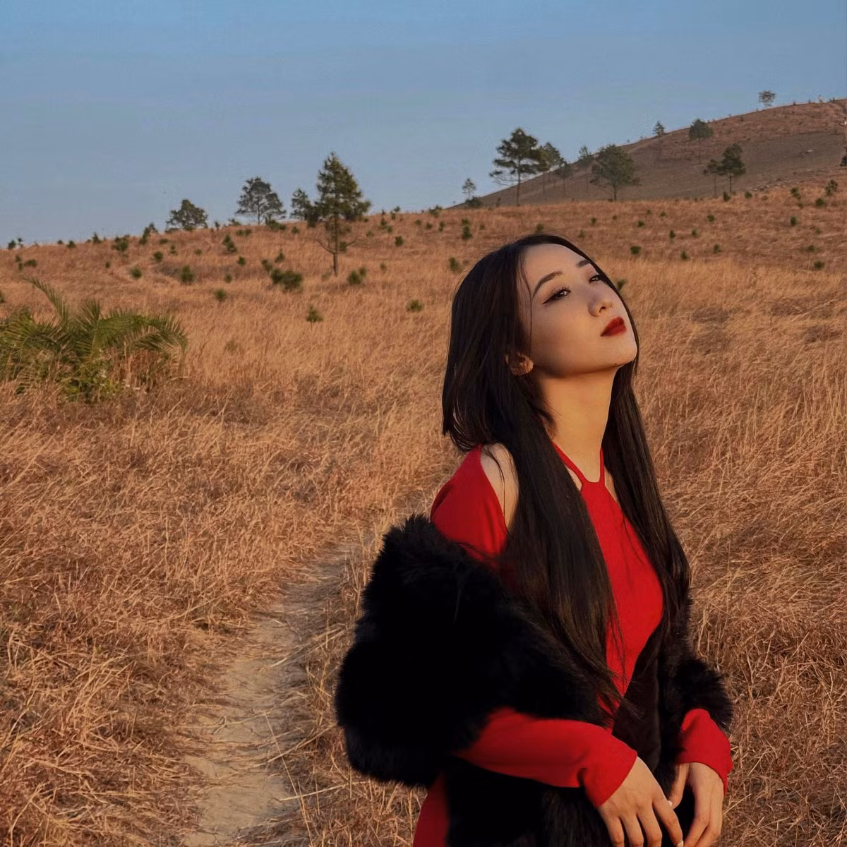 Được biết, gái xinh Hà thành là chủ sở hữu chuỗi cửa hàng thời trang và làm đẹp ở Hà Nội. Trước đó Kiều Ly Phạm nổi tiếng khi tham gia làm nữ chính chương trình Người Ấy Là Ai.