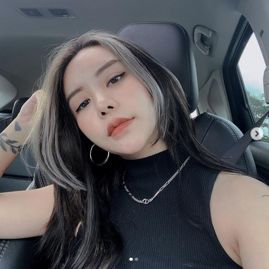 Hạt Mít còn được biết đến với biệt danh "hot girl nghiện thẩm mỹ" vì trải qua không dưới 10 lần dao kéo, phẫu thuật toàn bộ gương mặt.