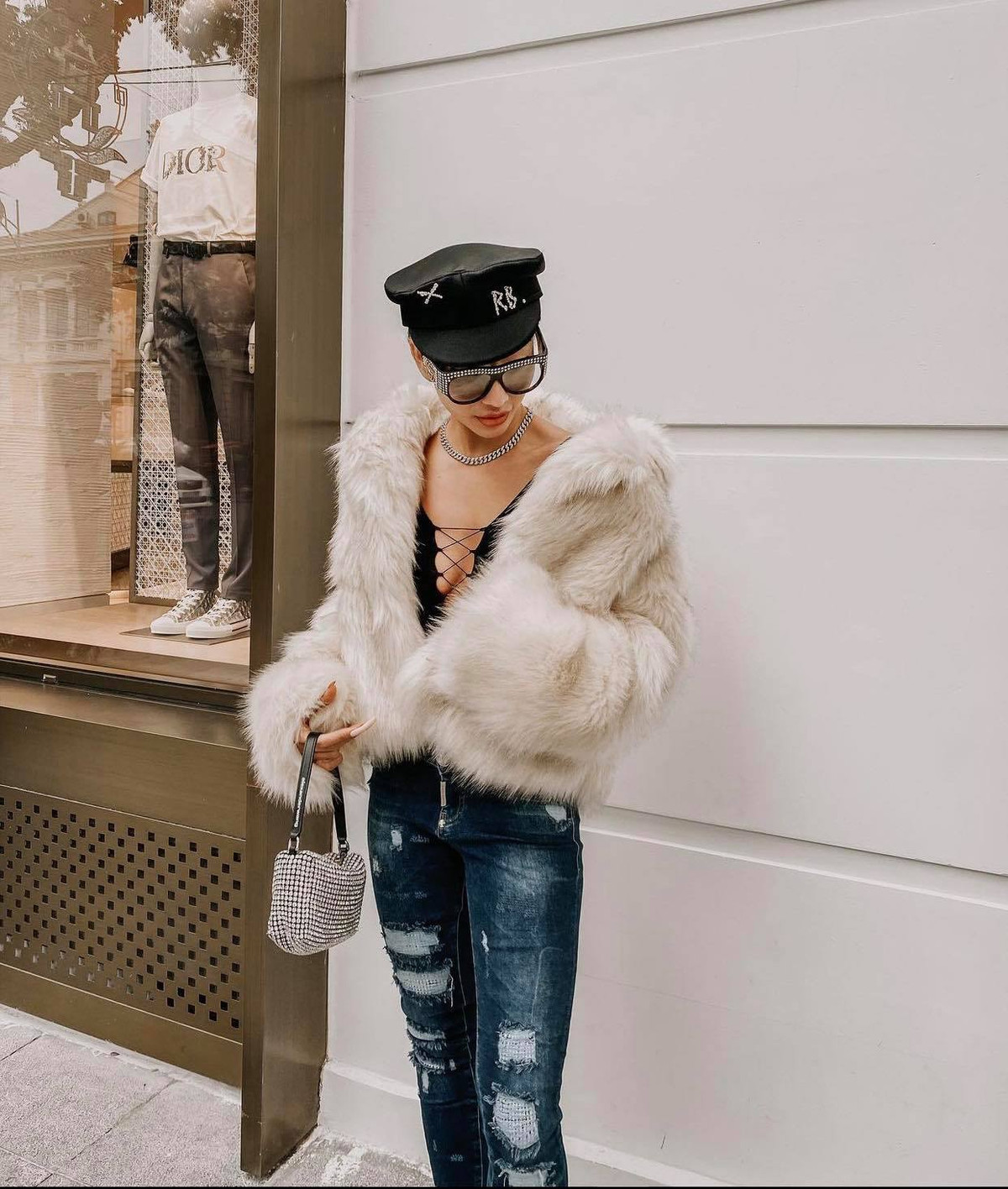 Meo Meo (tên thật Lê Như Thùy) là cựu hot girl đình đám một thời. Chẳng những có nhan sắc cuốn hút, cô còn gây ấn tượng bởi vóc dáng bốc lửa cùng gu mặc sành điệu.