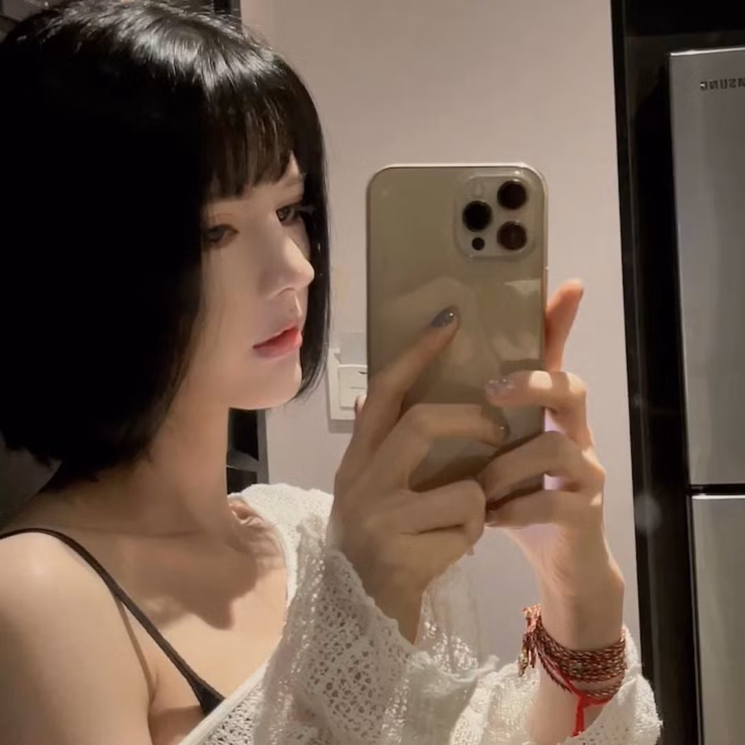 Không chỉ gây ấn tượng bởi gương mặt xinh như búp bê, Diệu Linh còn được nhiều bạn trẻ mến mộ với gu thời trang cool ngầu “có 1-0-2”.