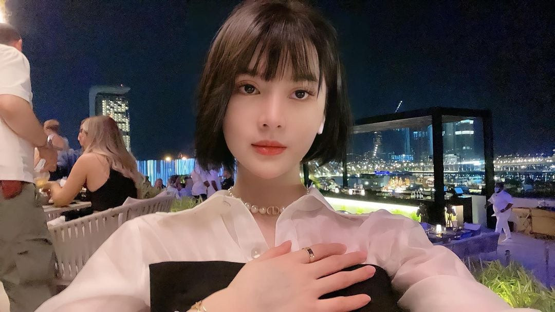 Hot girl sinh năm 1995 gây ấn tượng mạnh bởi vẻ đẹp xinh như búp bê.