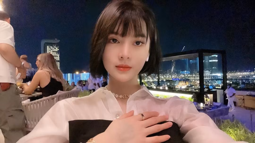 Hot girl sinh năm 1995 gây ấn tượng mạnh bởi vẻ đẹp xinh như búp bê.