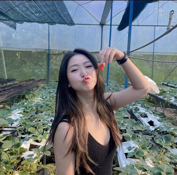 Người yêu Trí Thịt Bòa theo đuổi phong cách ăn mặc "công chúa" ngọt ngào, đặc biệt sắc vóc của cô nàng được đánh giá rất cao.