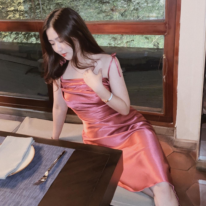 Phong cách vừa nữ tính vừa gợi cảm của người yêu Trí Thịt Boà.