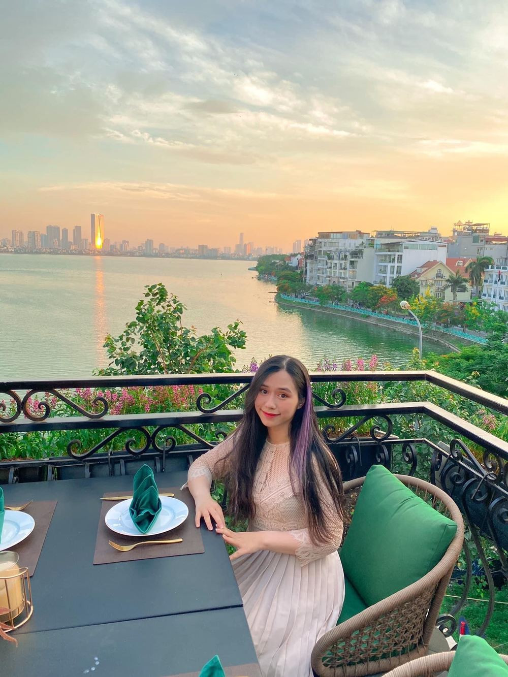 Điều khiến nhiều người xuýt xoa chính là nhan sắc của cô gái 9x này theo thời gian lại ngày càng cuốn hút và lên hương hơn bao giờ hết.