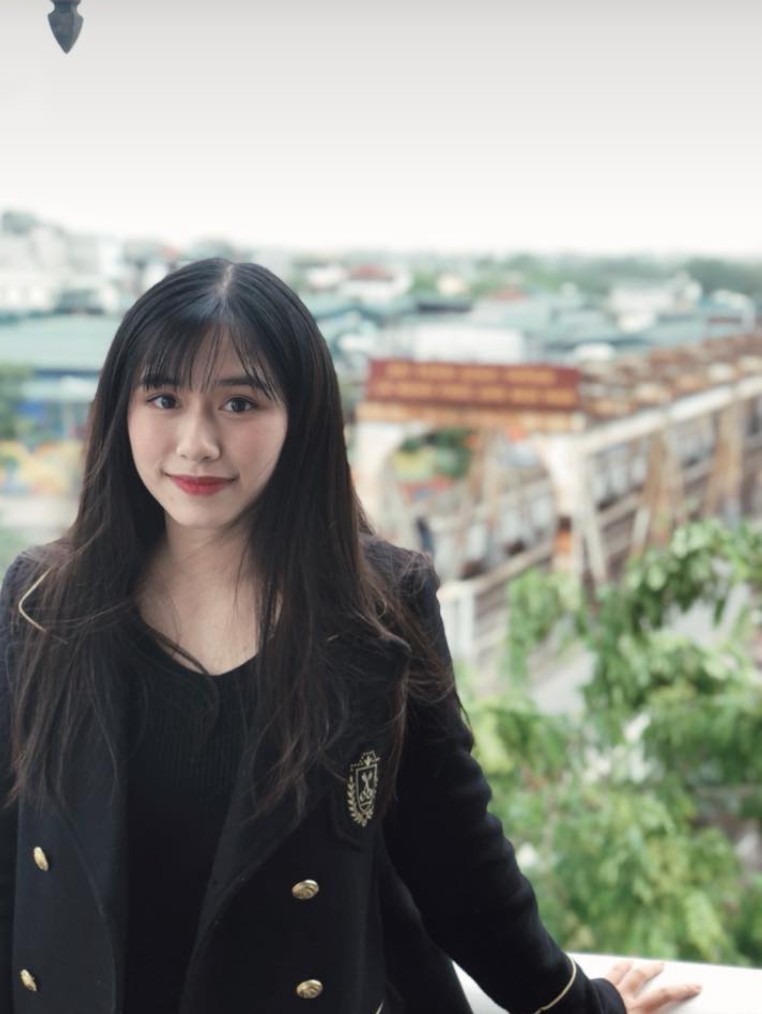 Thần thái tự nhiên, nụ cười duyên dáng chính là điểm thu hút của cô nàng nên dù xuất hiện trong chương trình chỉ 3 giây. Ảnh: Tổng hợp