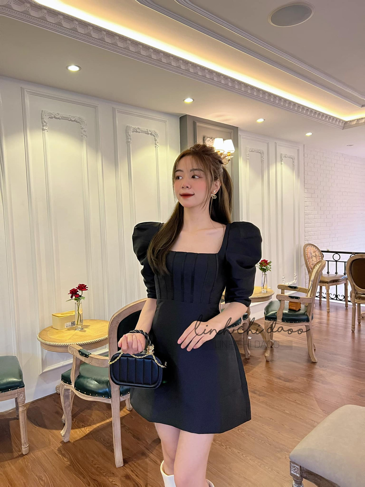 Trên trang cá nhân, "hot girl ngủ gật" cũng không ngại đăng ảnh thẻ, ảnh thời quá khứ chưa biết trang điểm lên mạng xã hội, chứng minh mặt mộc không qua chỉnh sửa.