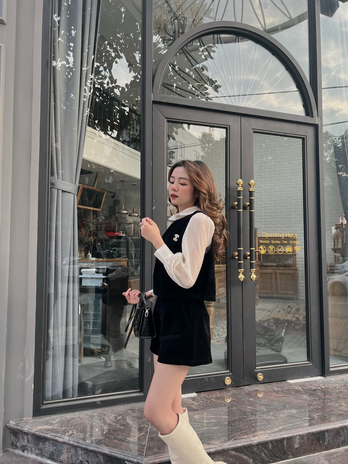 Sở hữu nhan sắc nổi bật với làn da hoàn hảo, Linh Chi luôn thu hút mọi ánh nhìn.