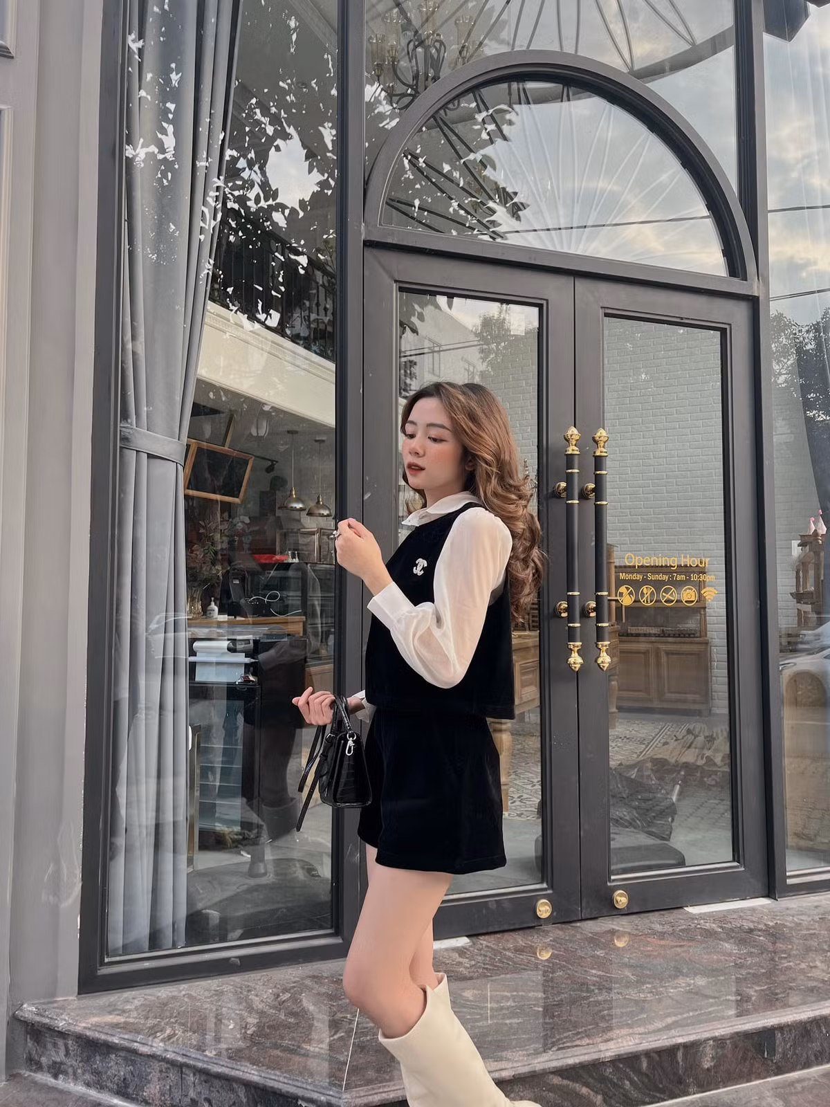 Sở hữu nhan sắc nổi bật với làn da hoàn hảo, Linh Chi luôn thu hút mọi ánh nhìn.