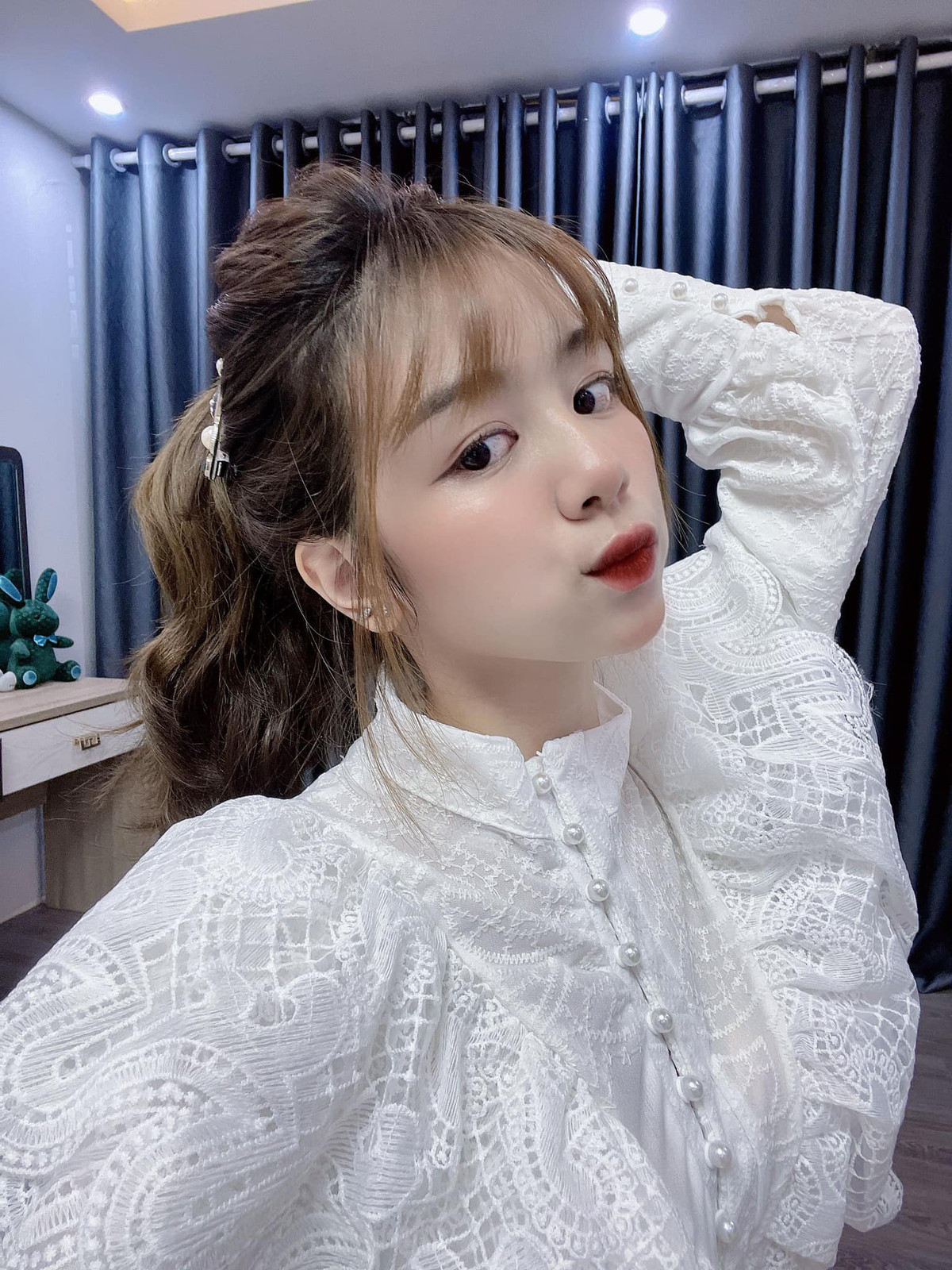 Nhờ vẻ đẹp ngọt ngào, trong trẻo, lại học ngành điều dưỡng, Đào Linh Chi lại càng được yêu thích hơn.